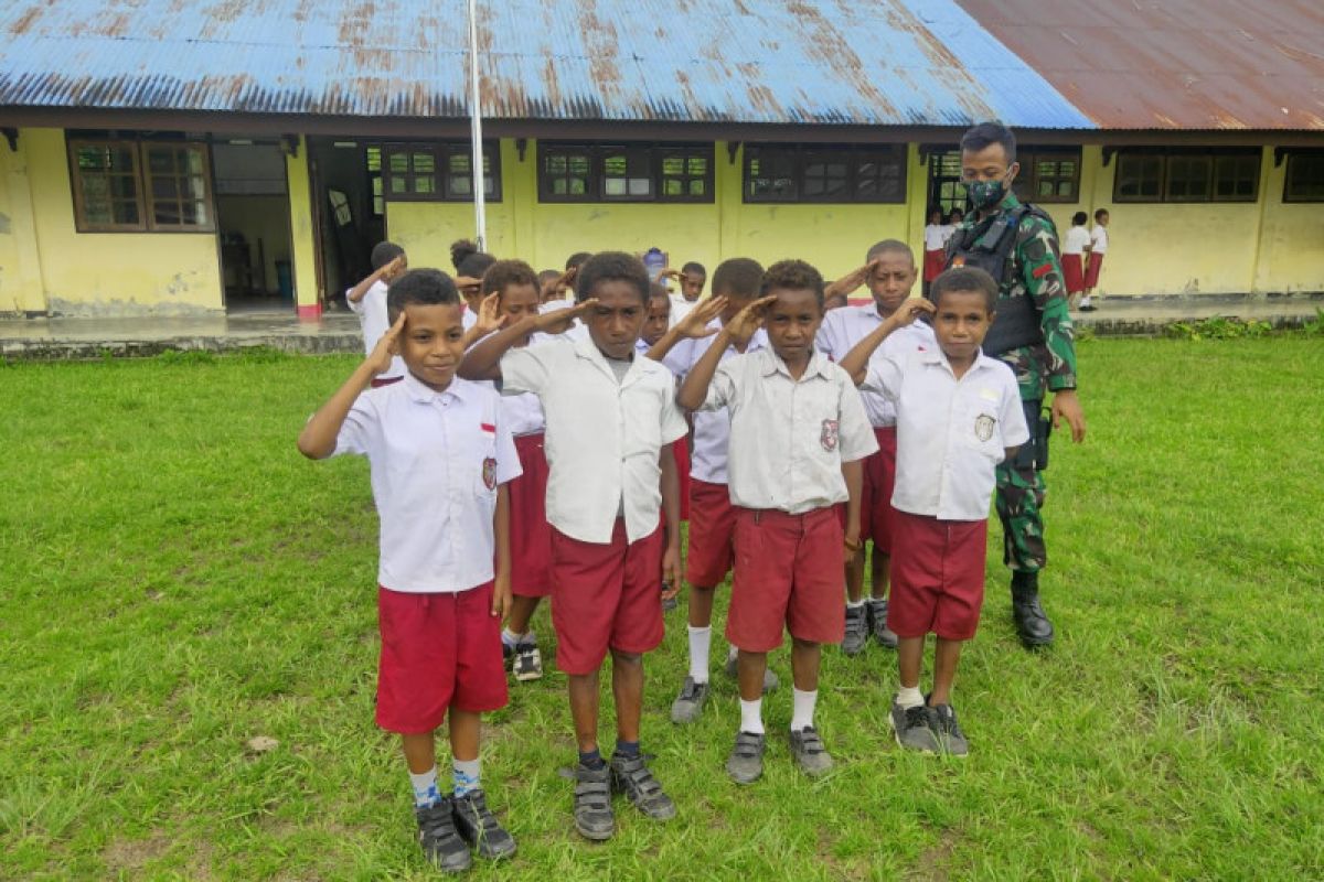 Satgas TNI latih baris berbaris siswa SD di perbatasan RI-PNG