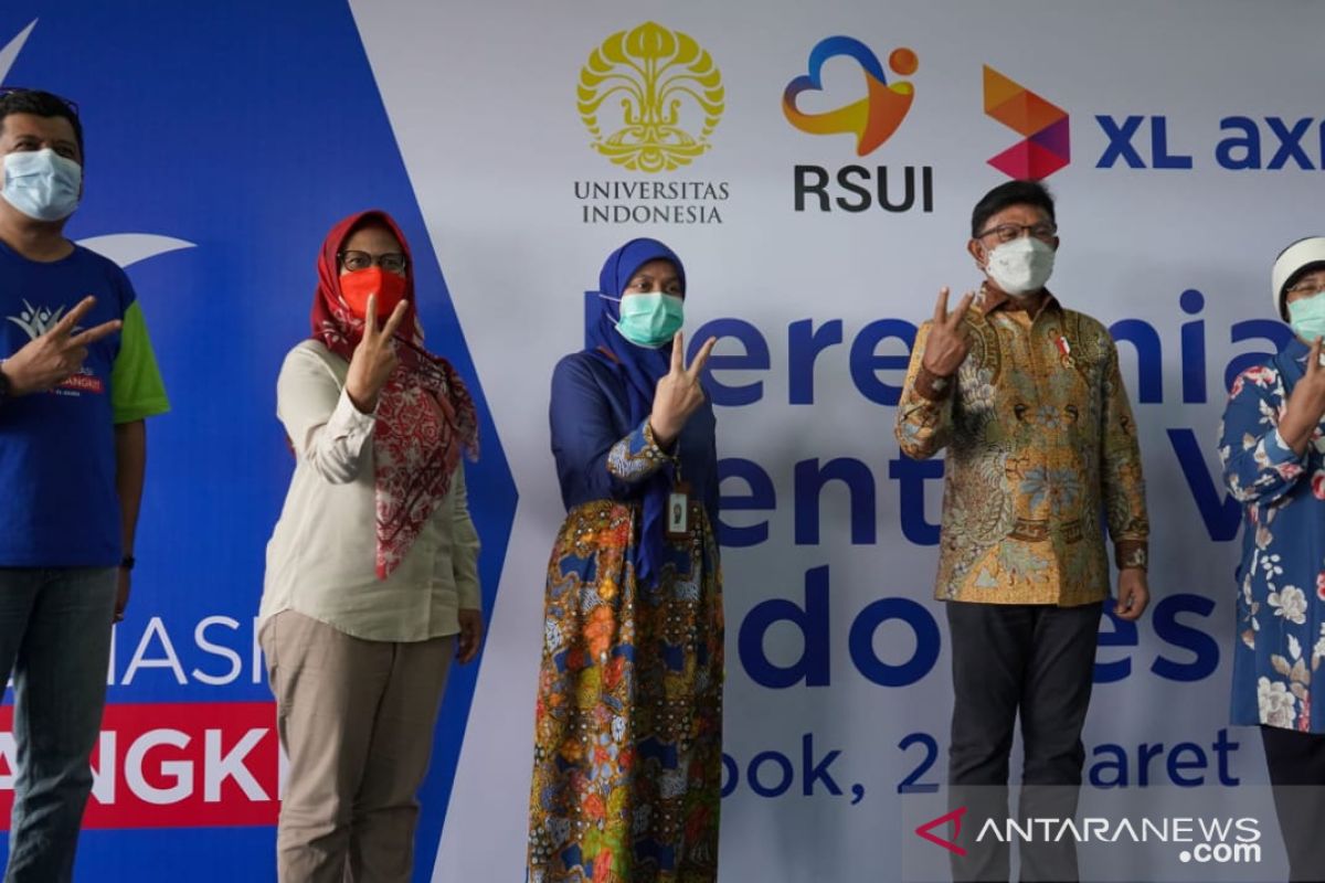 Menkominfo tinjau vaksinasi 5.700 warga di Sentra Vaksin Indonesia Bangkit