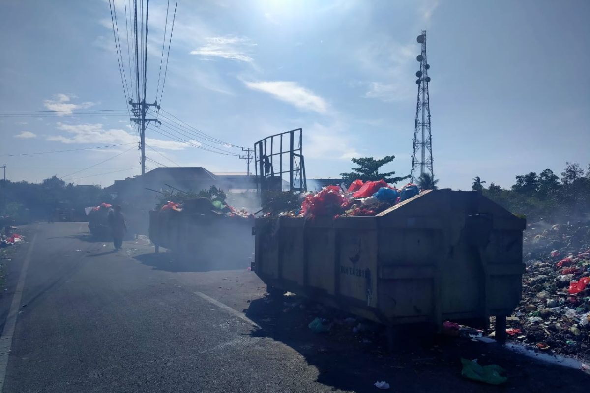 Armada bermasalah, DLH Meranti terpaksa angkut sampah secara manual