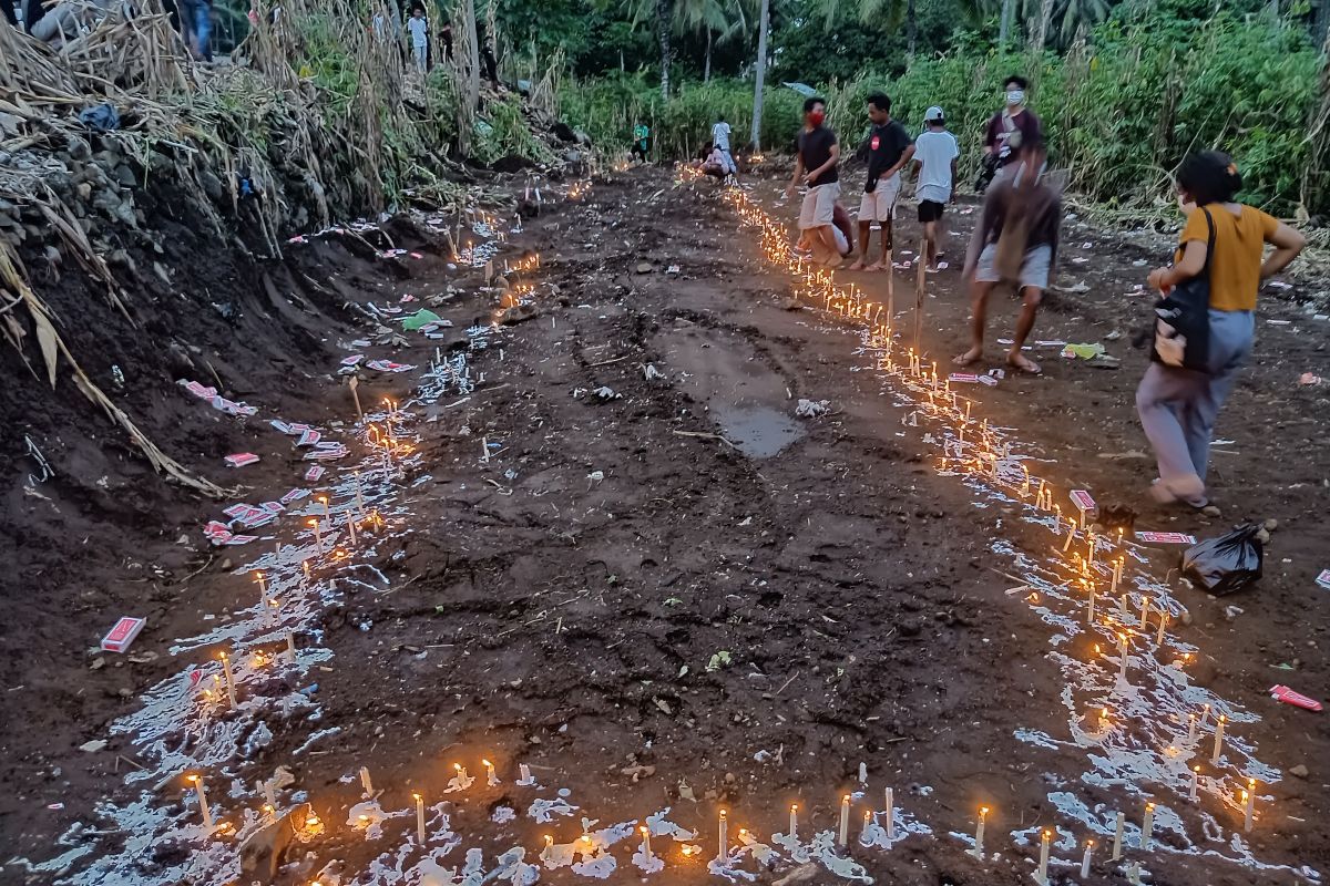 Jenazah korban tanah longsor di Lama Nele Flores dimakamkan massal