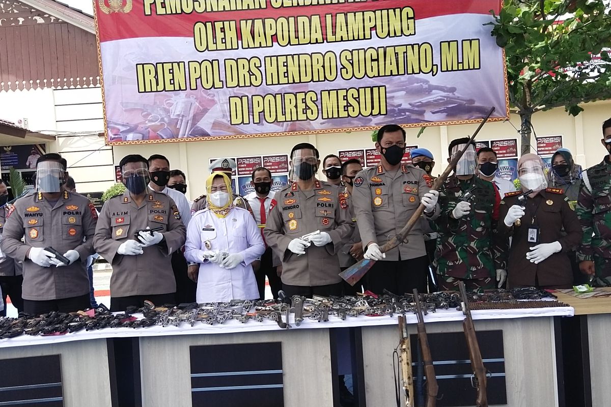 Polda Lampung musnahkan ratusan senjata api rakitan