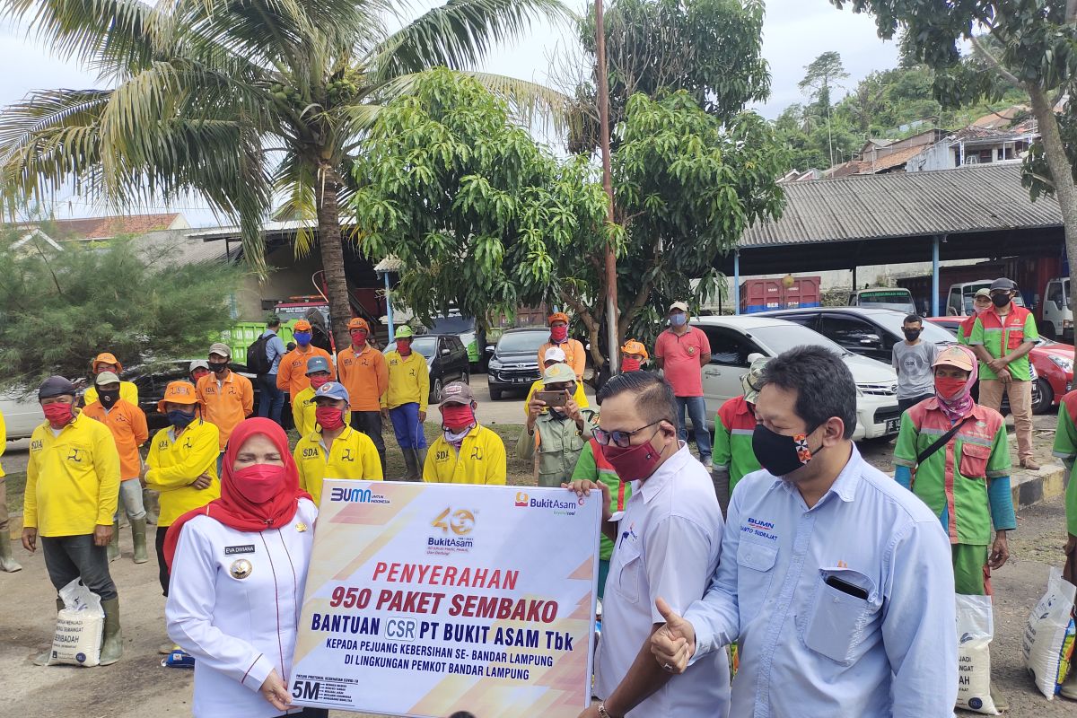 Pemkot Bandarlampung salurkan paket sembako bantuan dari PT Bukit Asam untuk petugas kebersihan