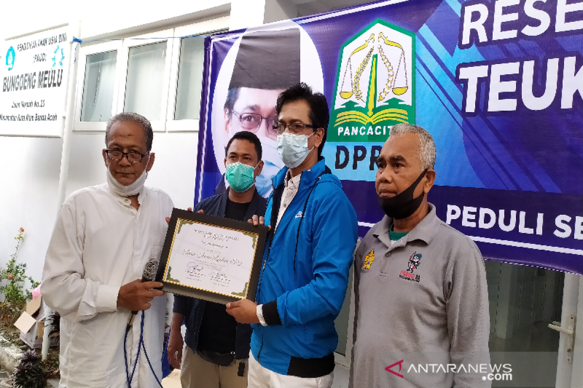 Bantu pembangunan masjid, Irwan Djohan terima penghargaan dari warga