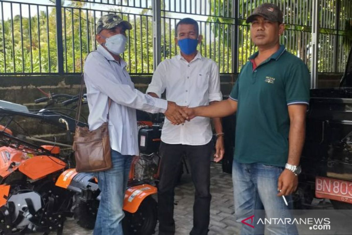 Pemdes Batu Itam salurkan bantuan alat pertanian kepada kelompok tani