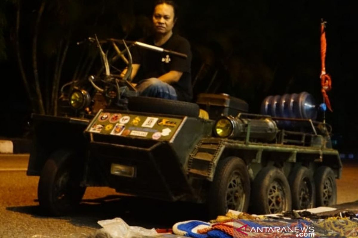 Kisah Rusman keliling Indonesia dengan Vespa berbentuk tank