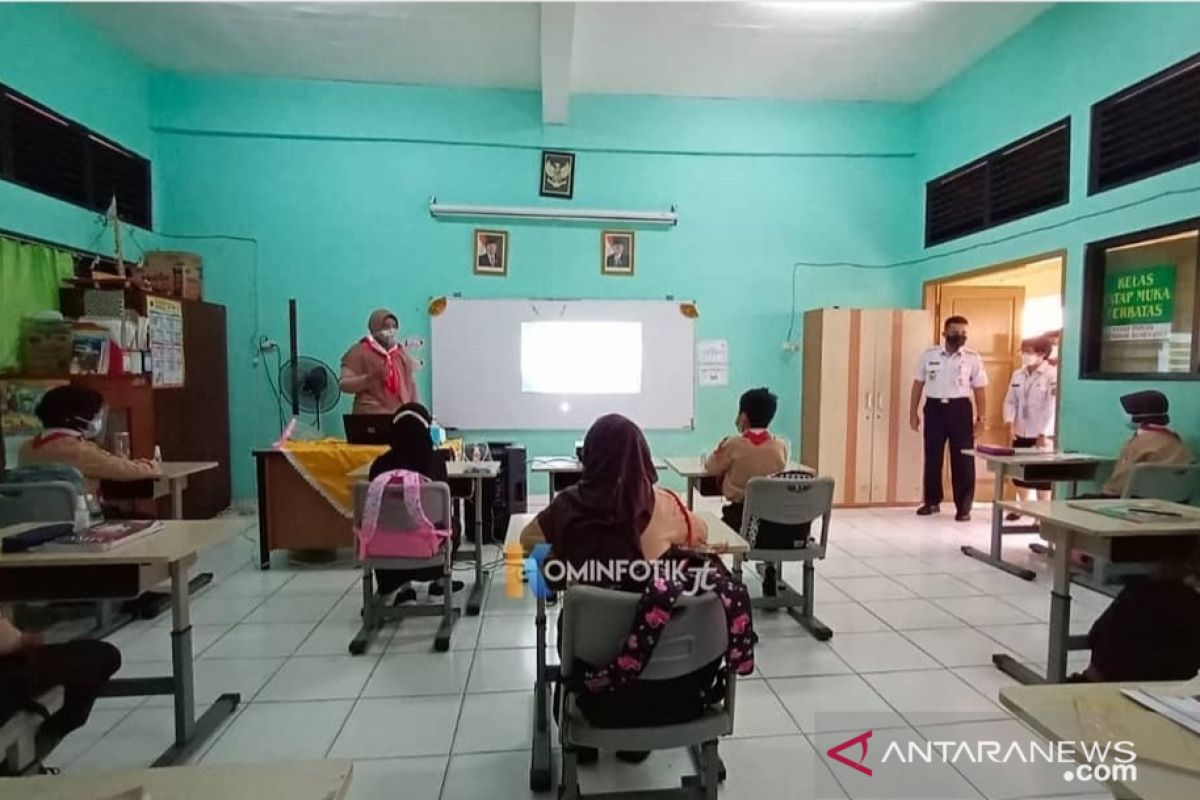 Wali Kota Jaktim tinjau uji coba belajar tatap muka di dua sekolah