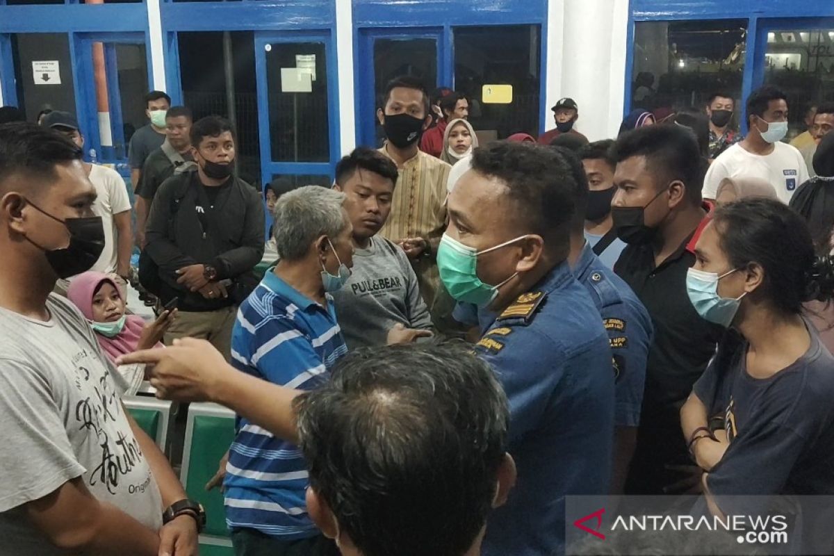 Penumpang tol laut di Banggai ke Gorontalo kecewa tiket habis