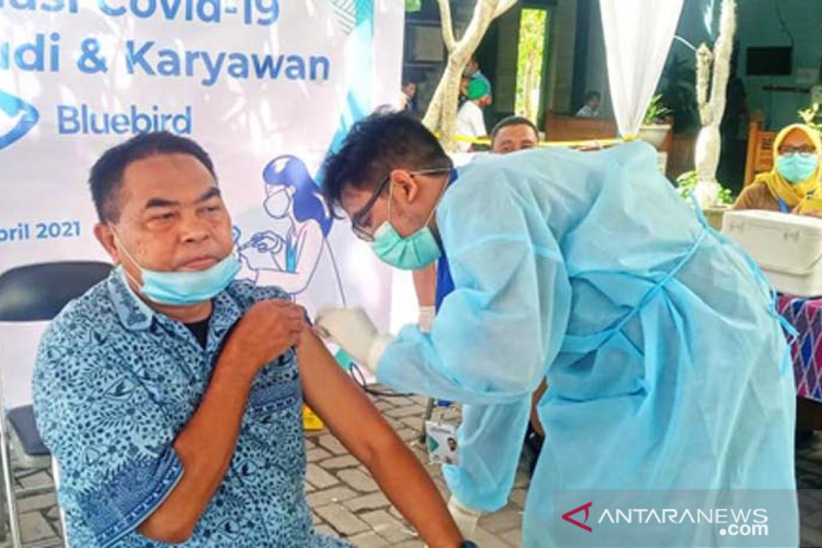 Seribuan sopir taksi di Bali dan Lombok disuntik vaksin COVID-19