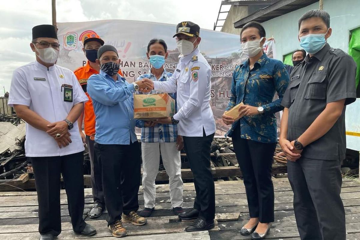 Wabup Wahyudi Hidayat serahkan bantuan kepada korban kebakaran rumah