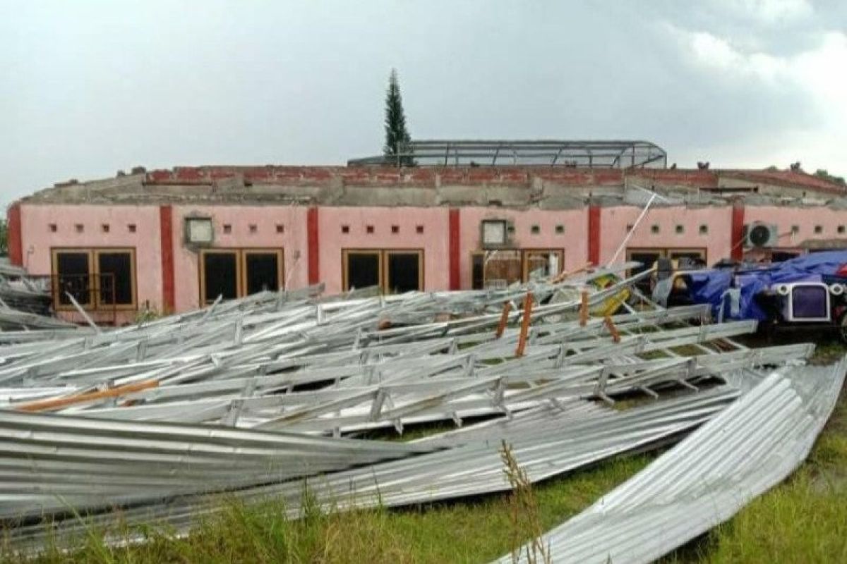 Angin kencang terjang kawasan Objek Wisata Sanggaluri Park Purbalingga