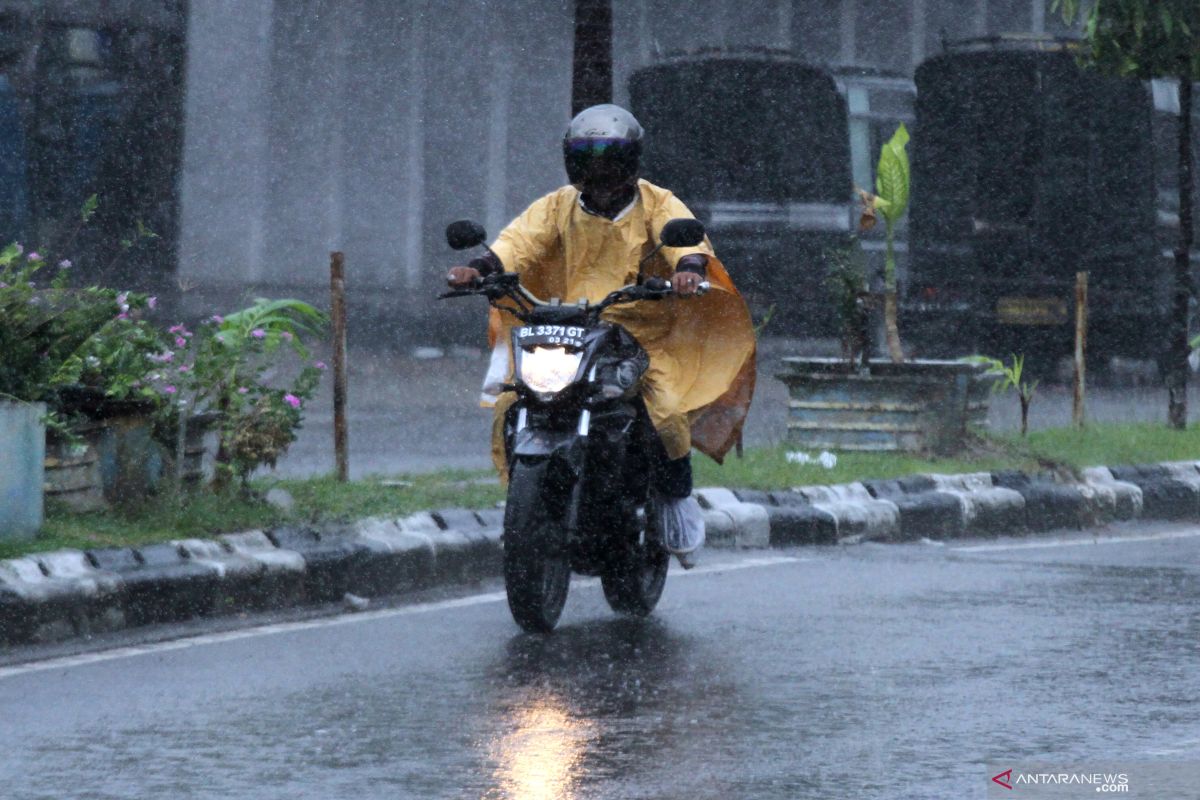 Hujan lebat disertai angin diprakirakan meliputi Lampung dan sebagian besar provinsi lainnya
