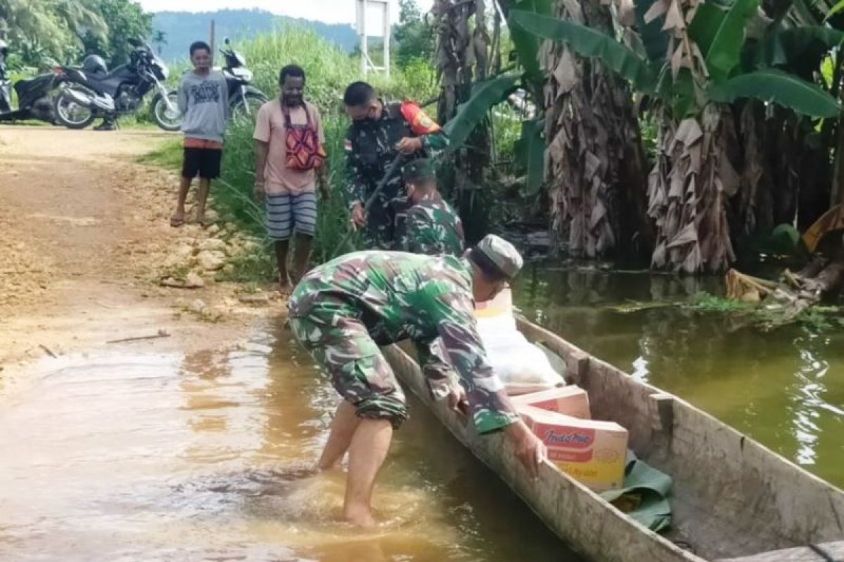 Babinsa terobos banjir salurkan bantuan sembako warga kampung Mamberamo