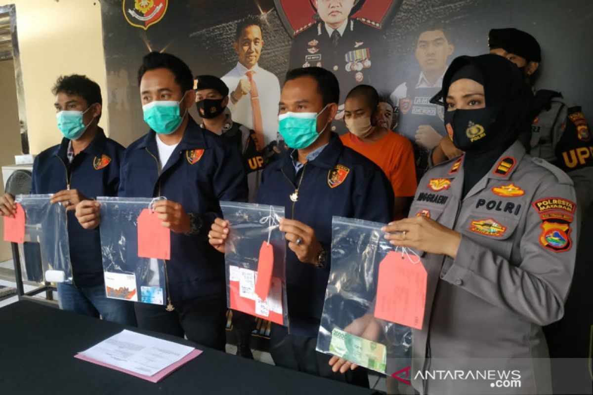 Dalih patah tulang akibat kecelakaan, "pensiunan" ojol buka lapak togel