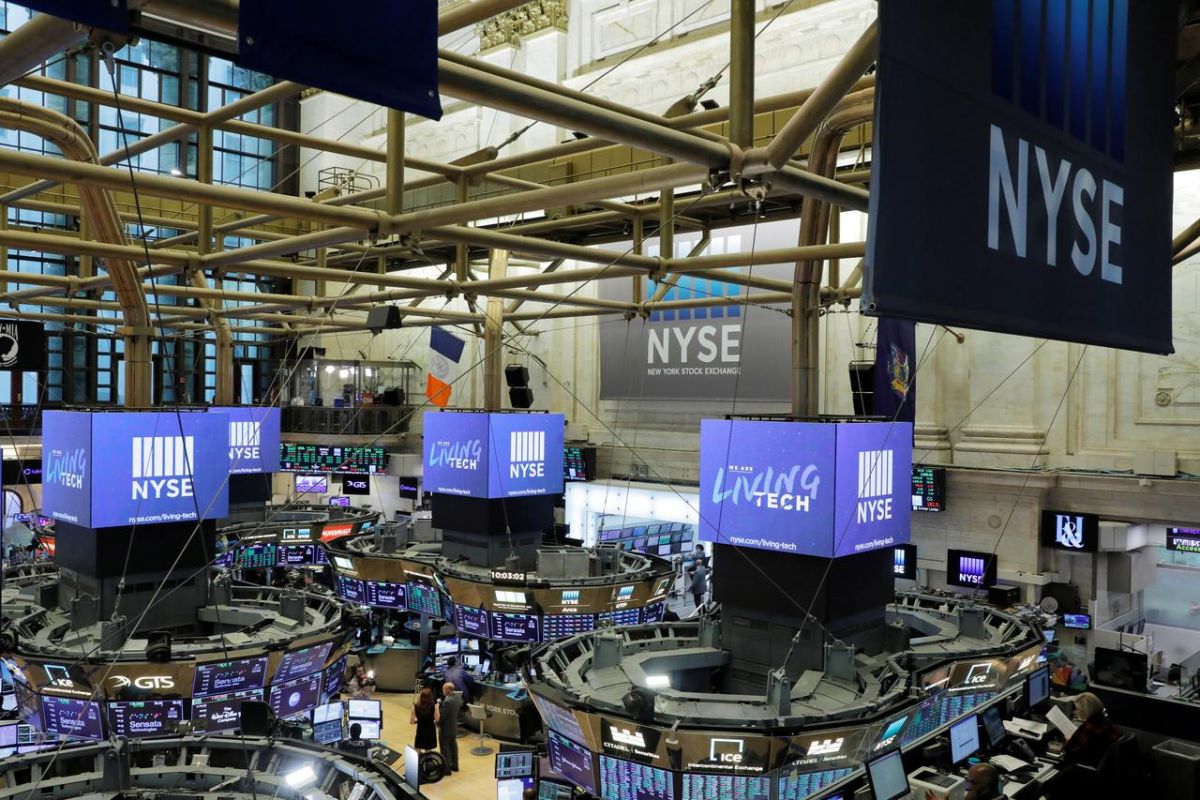 Wall Street dibuka melemah tipis  setelah catat rekor