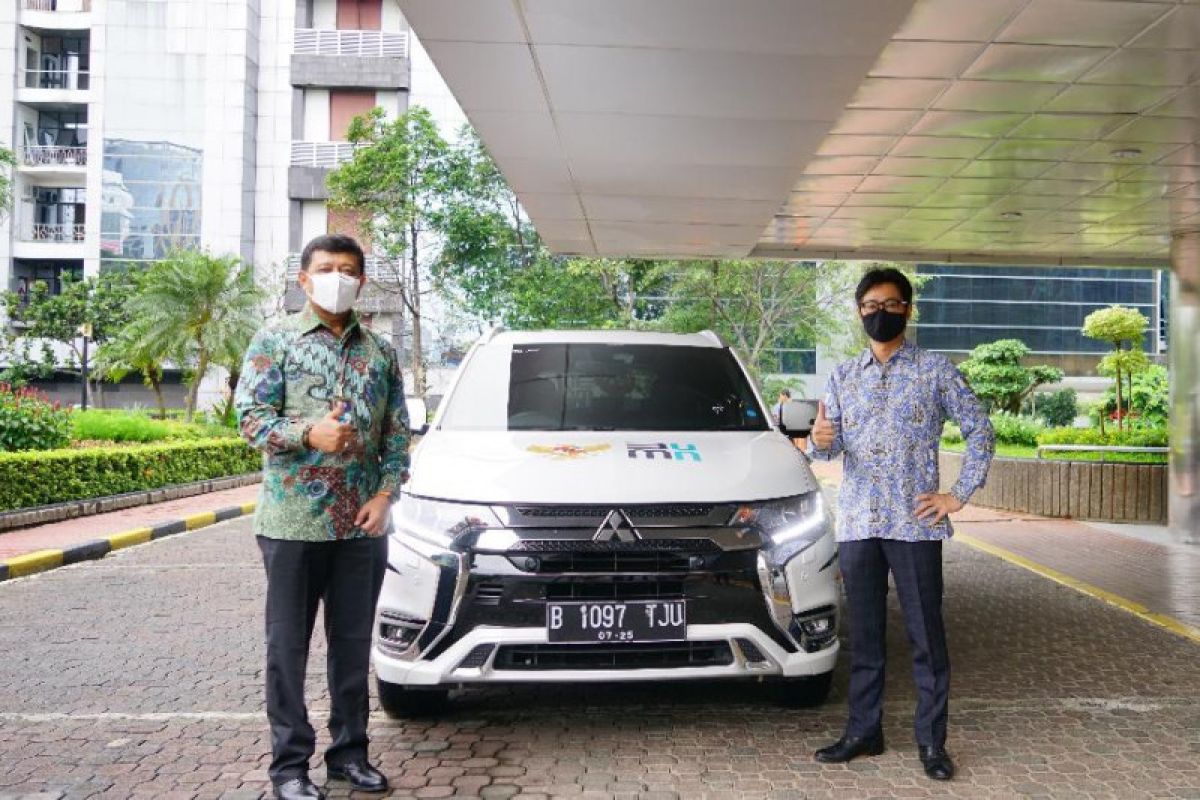 Mitsubishi hibahkan satu mobil listrik ke Kementerian BUMN