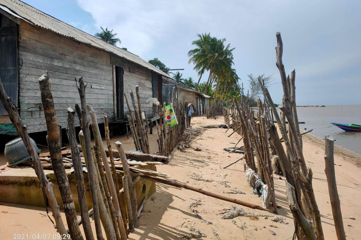 Sejumlah rumah di Desa Keraya rawan terdampak abrasi pantai