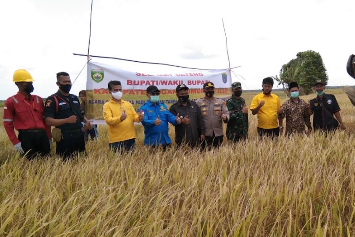 PT BAP gali kanal bantu pengairan sawah petani OKI