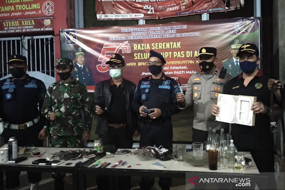 Razia sel narapidana, petugas sita pisau dan telepon genggam di Lapas Lhoknga