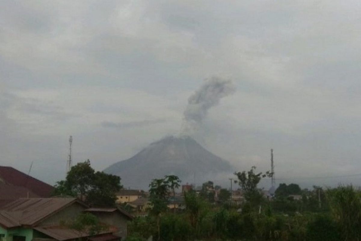 Gunung Sinabung kembali semburkan abu vulkanik setinggi 1.000 meter