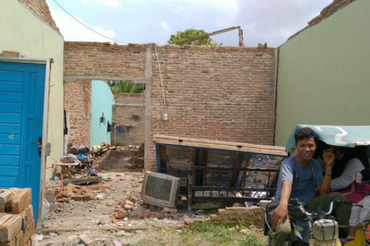 Puting beliung merusak 45 unit rumah warga desa di Deli Serdang