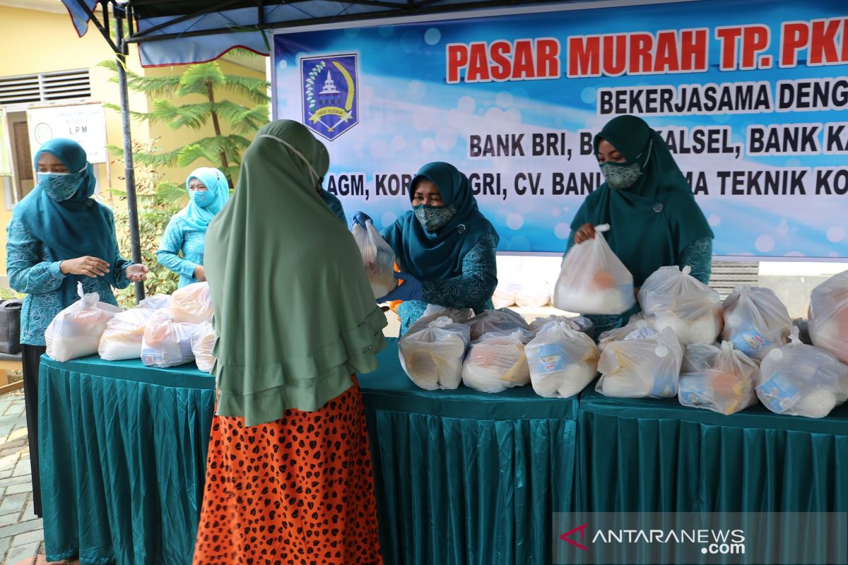 Harga kebutuhan pokok merangkak naik, PKK HSS laksanakan pasar murah