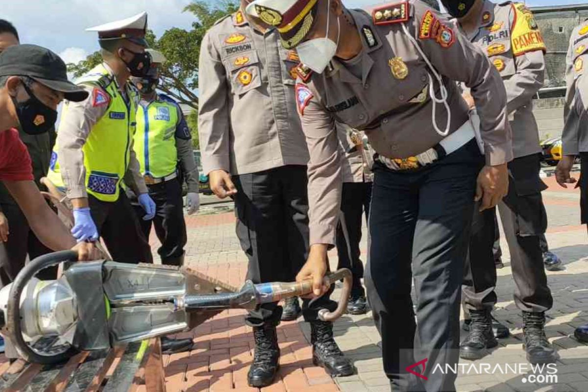 Polres Metro Bekasi musnahkan 35 knalpot bising hasil sitaan (video)