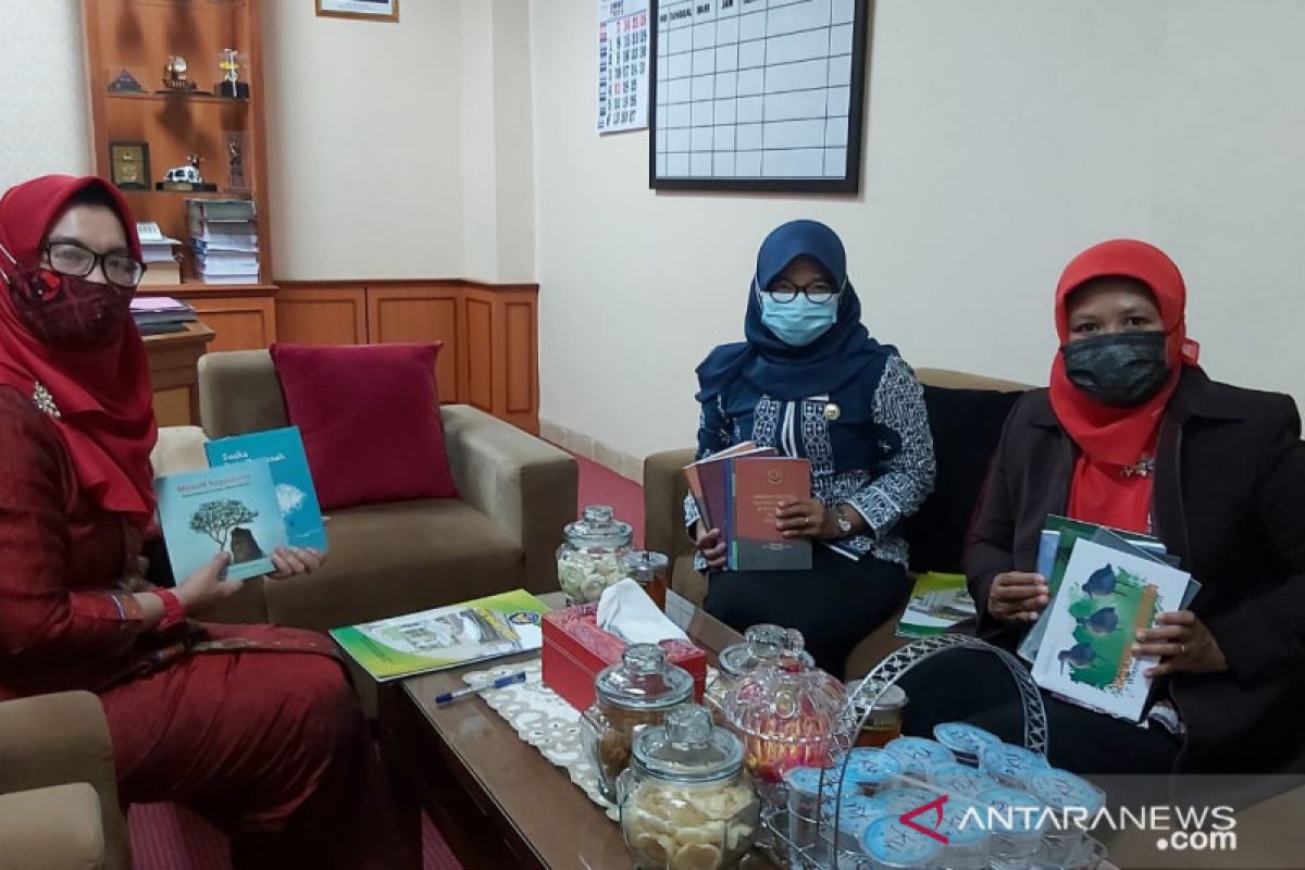 Ketua DPRD Kulon Progo serahkan donasi buku ke SMA Negeri 2 Wates