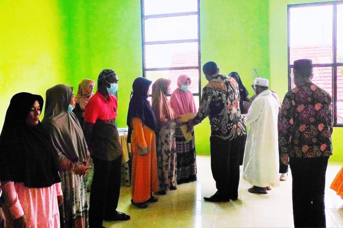 Kemenag Aceh Singkil serahkan zakat untuk 39 fakir miskin dan 20 muallaf