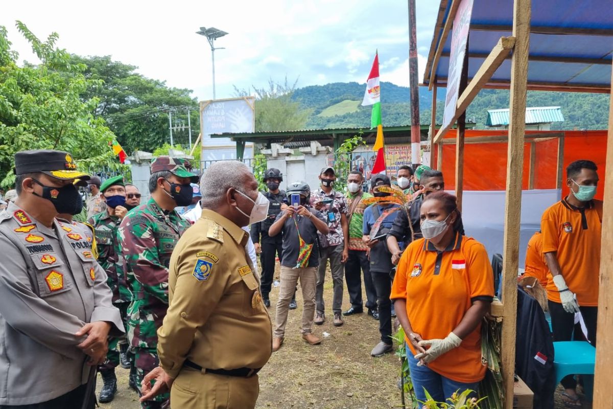 Gubernur Papua Barat harapkan masyarakat Teluk Wondama terima hasil PSU