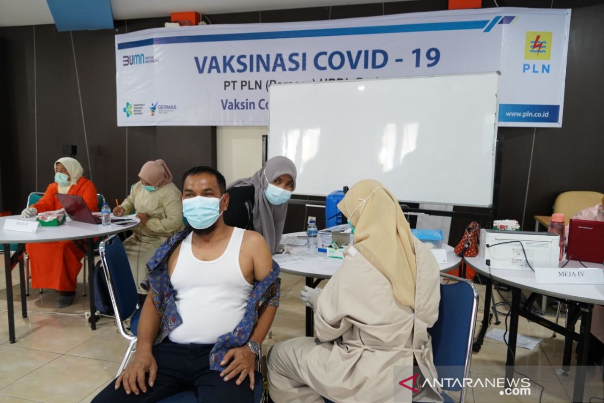 Pegawai PLN Sumbar lakukan vaksinasi COVID-19 tahap II