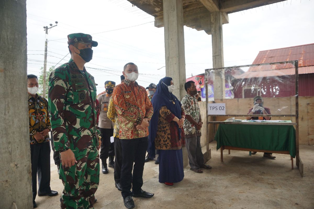 Bupati Paser tinjau pelaksanaan pemungutan suara Pilkades serentak