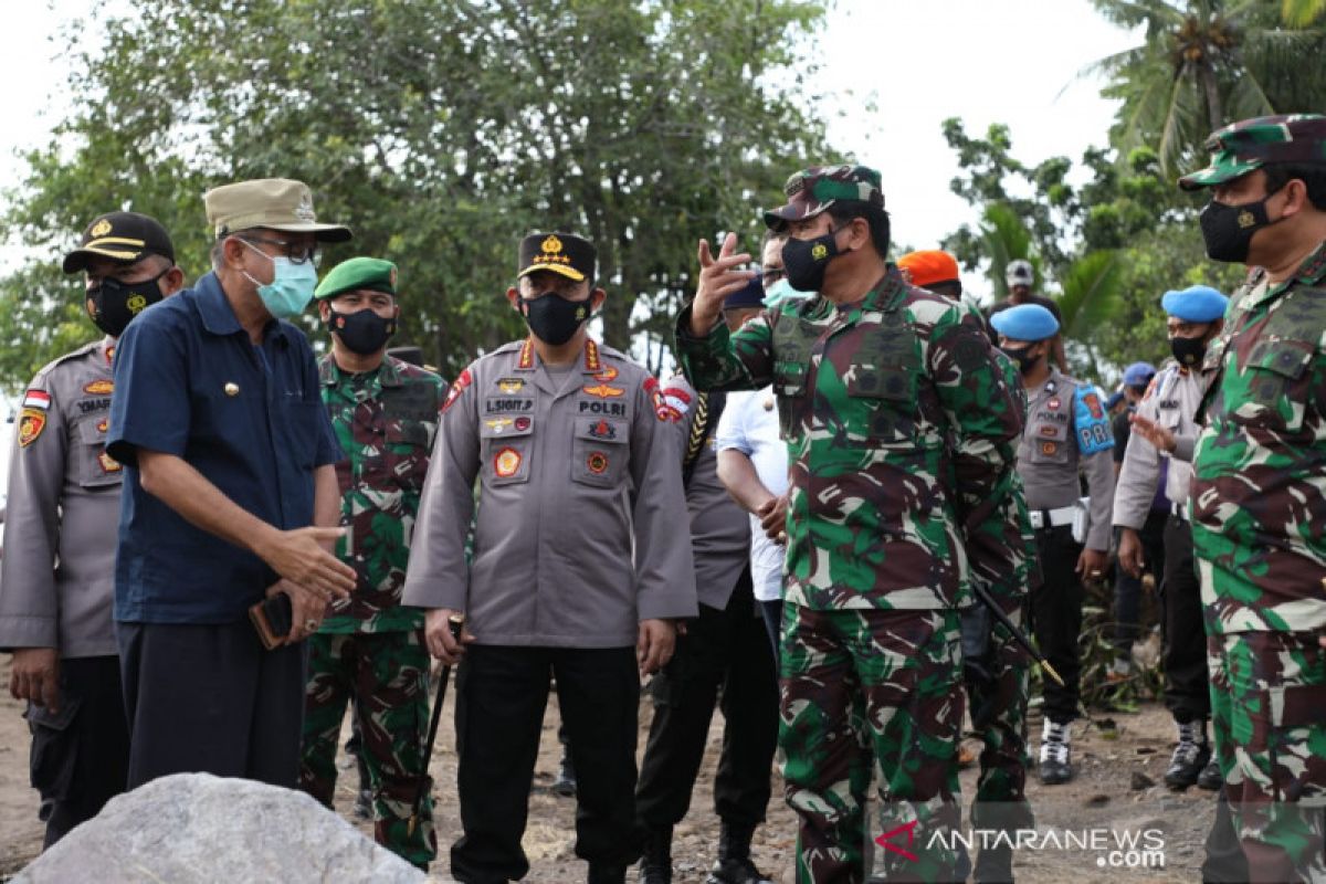 Panglima TNI dan Kapolri tinjau korban bencana di NTT