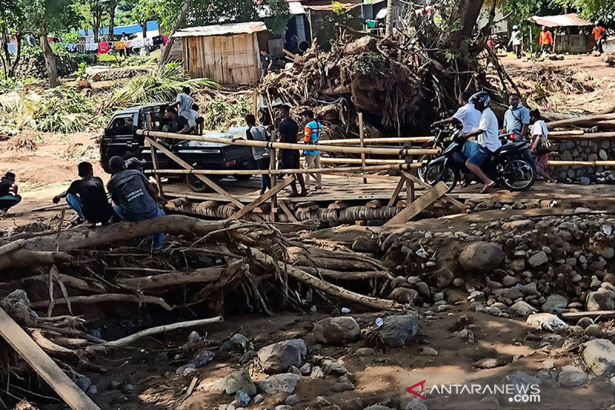 Jembatan darurat Waiburak-Waiwerang Flores Timur bisa dilalui mobil