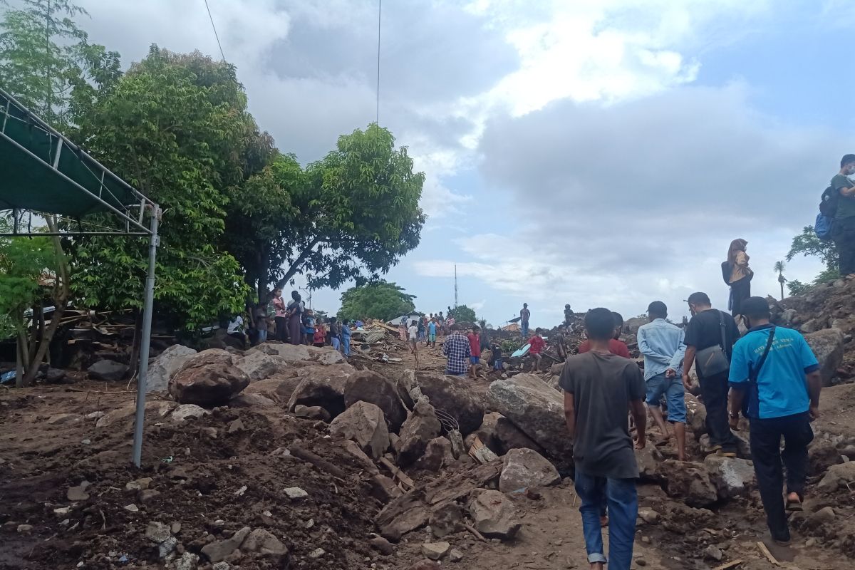 Bau amis menyeruak di lokasi pencarian orang hilang Desa Lamanele