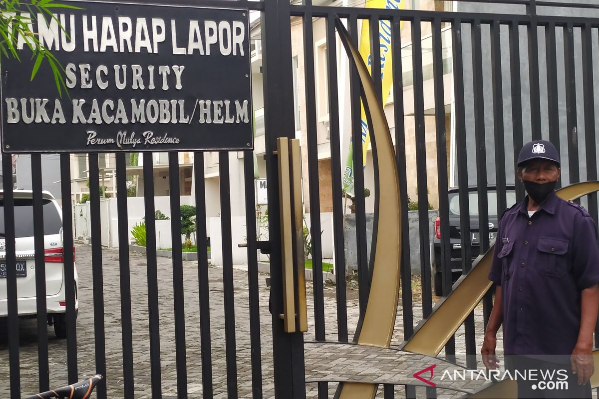 KPK datangi rumah mantan Bupati Gresik Sambari di Surabaya
