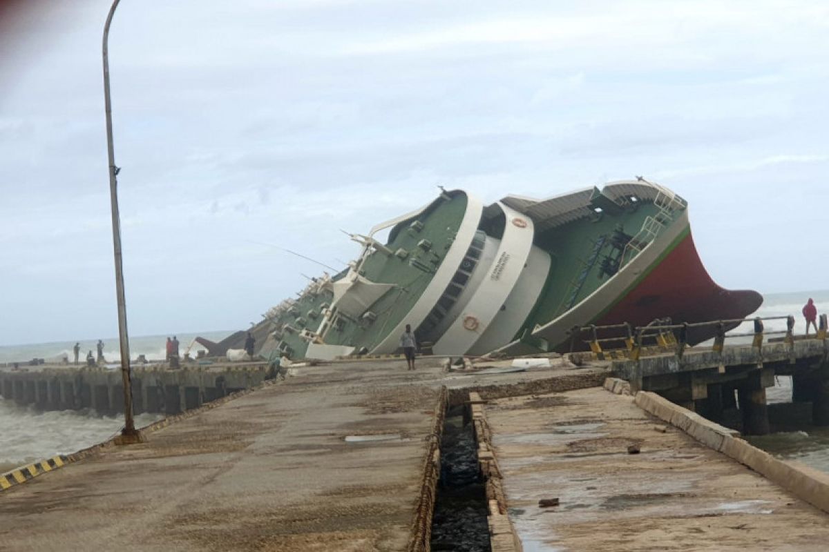 Dampak siklon tropis Seroja, dua kapal penumpang di NTT tenggelam