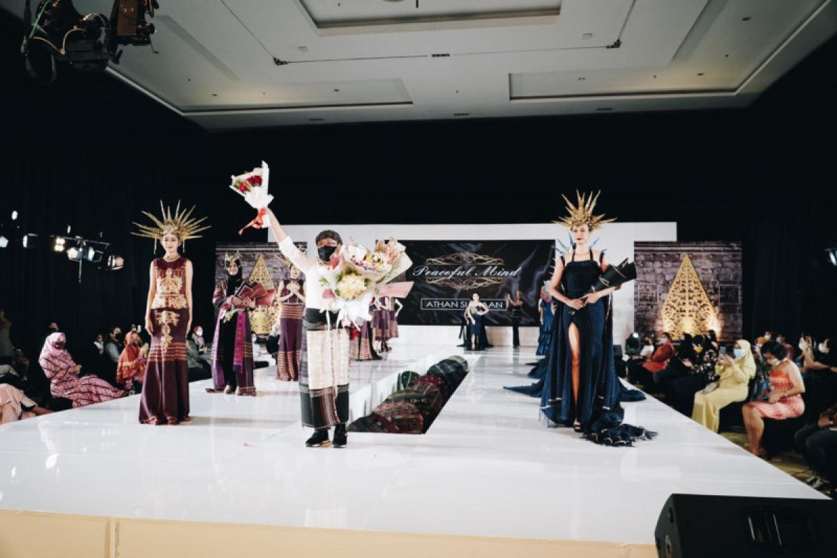 Ulos khas Batak tampil menawan di Indonesia Fashion Parade 2021