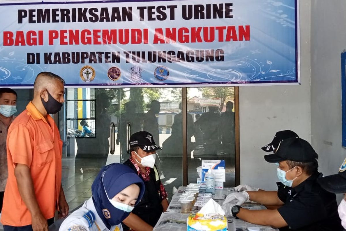 Dishub gelar tes urine dadakan terhadap puluhan awak bus di Terminal Tulungagung