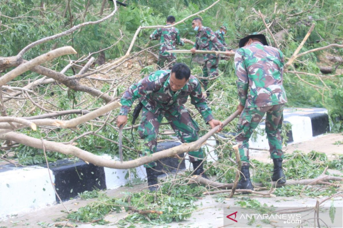 Anggota Brigif 21/Komodo bantu penanganan bencana di NTT