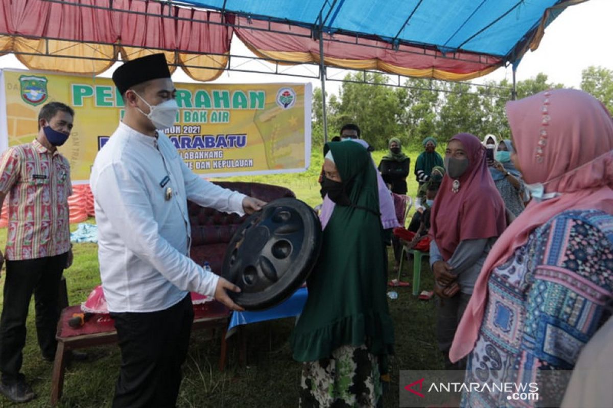 Pemkab Pangkep salurkan bantuan 243 bak air