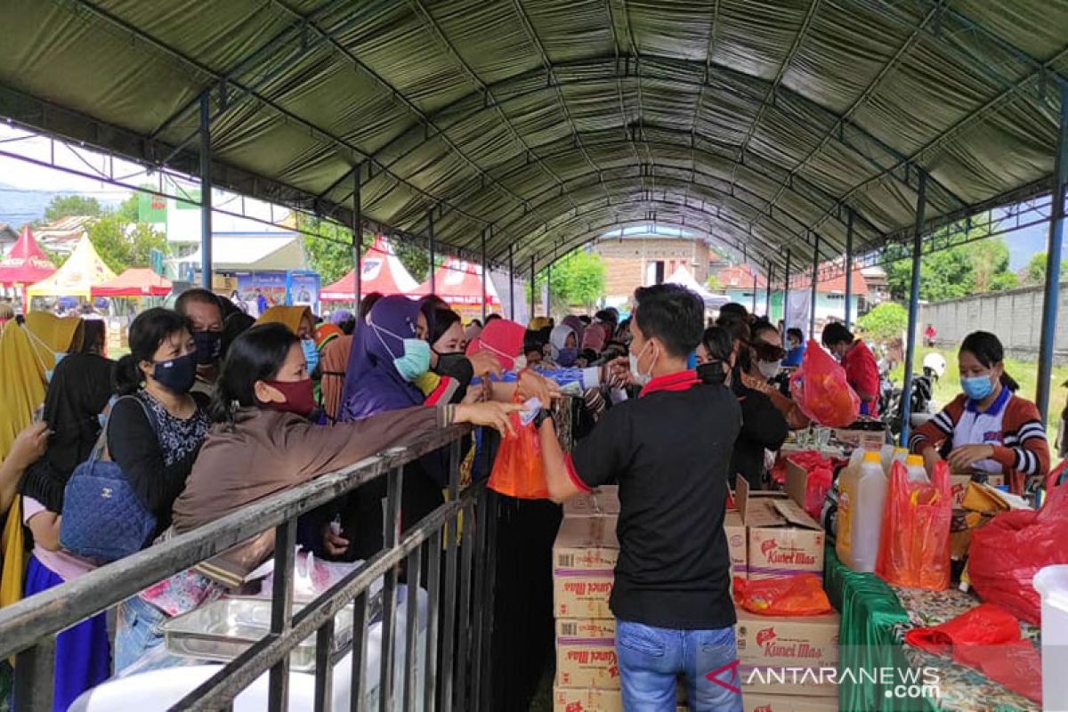 Warga di Palu serbu pasar murah ramadhan