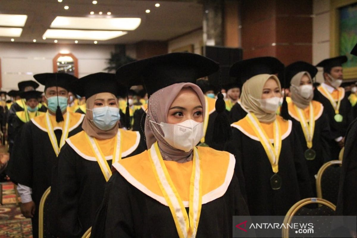 Unilak Gelar Wisuda, Rektor Jabarkan Prestasi dan Kemajuan dimasa Pandemi