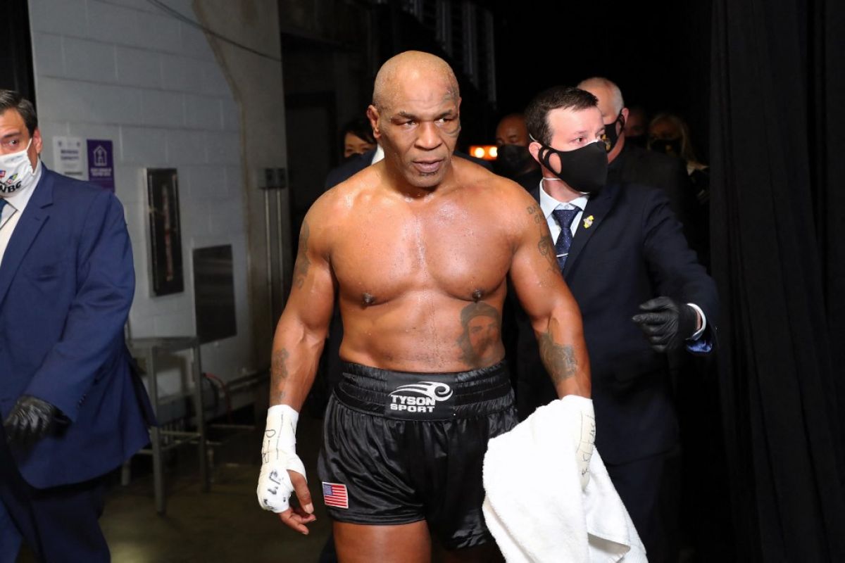 Duel Mike Tyson lawan Jake Paul terpaksa ditunda, karena Tyson sakit