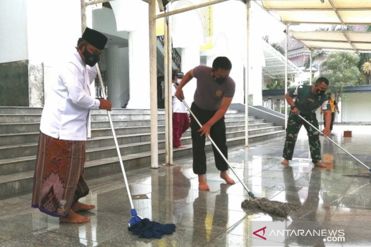 Jelang Ramadhan, Forkopimda Bekasi awali kegiatan bersih-bersih masjid serentak