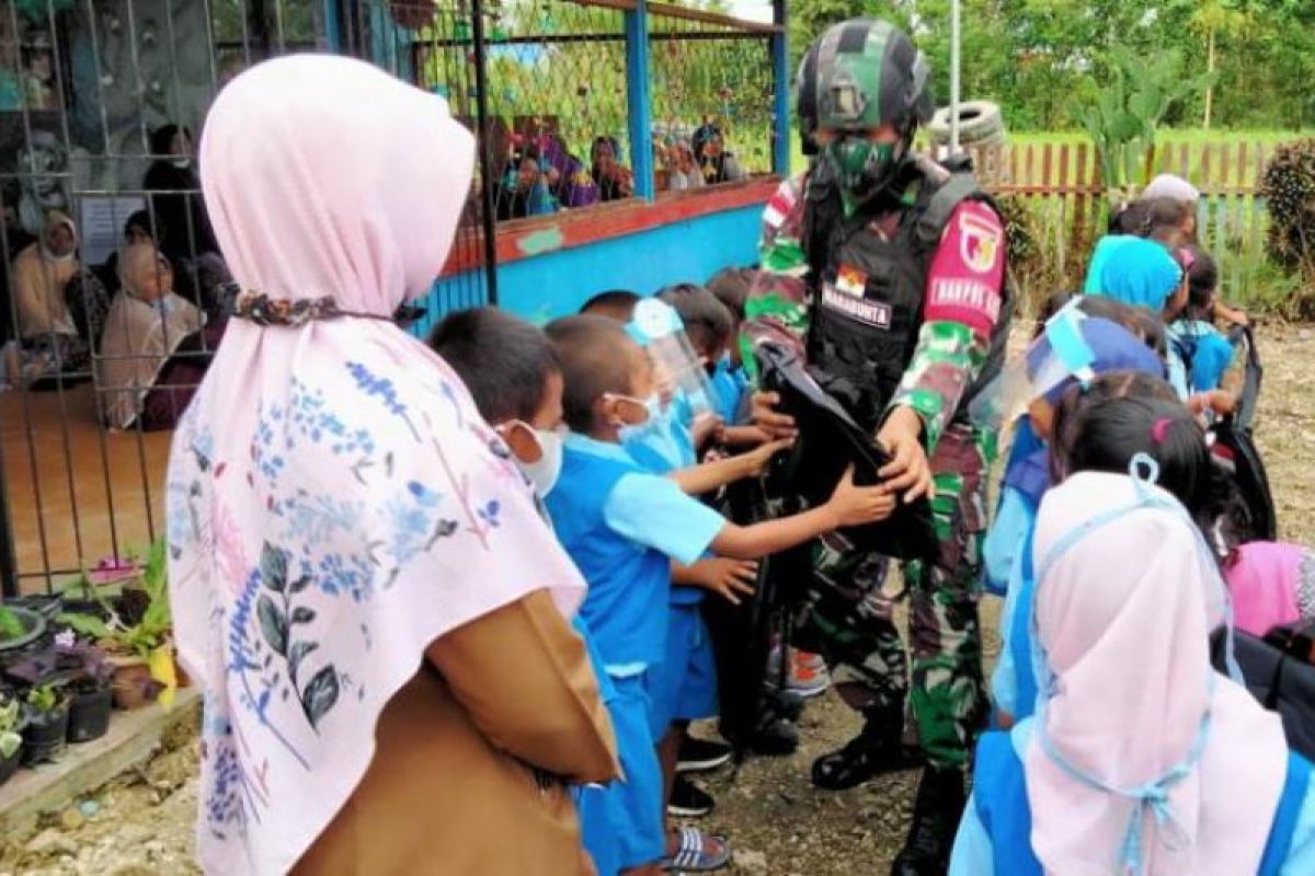 TNI task force distributes bags to students at Indonesia-PNG border