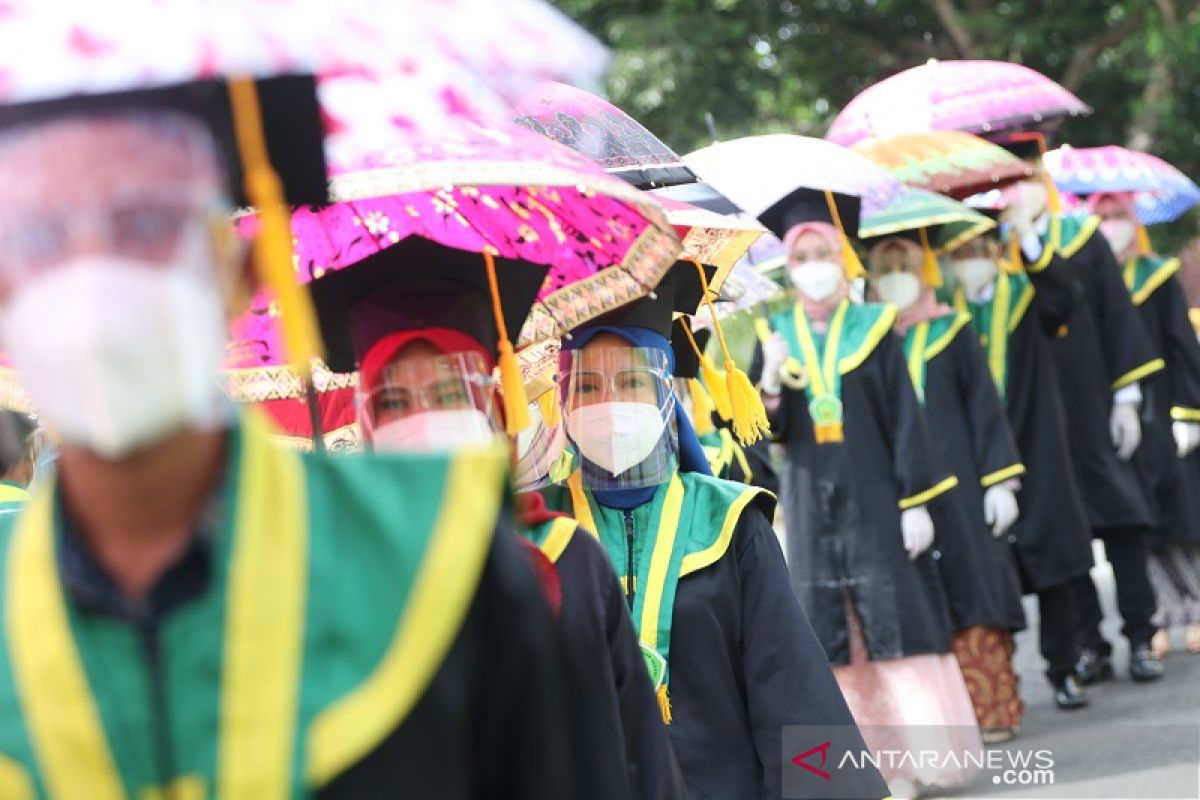 IAIN Bengkulu Kembali Gelar Wisuda Unik, Wisudawan Berpayung Warna-Warni