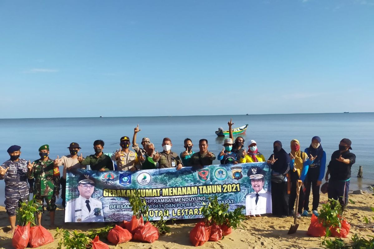 Polres Bangka Barat-KPHP Babel tanam 3.000 mangrove di pesisir Mentok