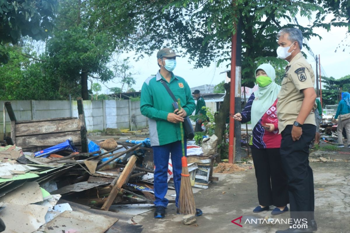 Sekda pimpin pembongkaran bangunan di tepi Jalan Trikora