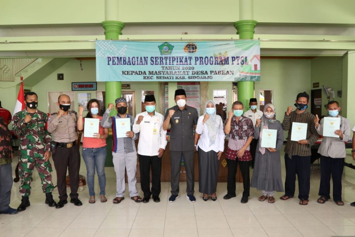 Pemkab Sidoarjo serahkan 403 sertifikat tanah warga program PTSL