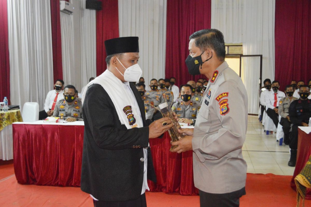 Berita pekan ini, Kapolda Lampung berikan penghargaan kepada Dai Kamtibmas